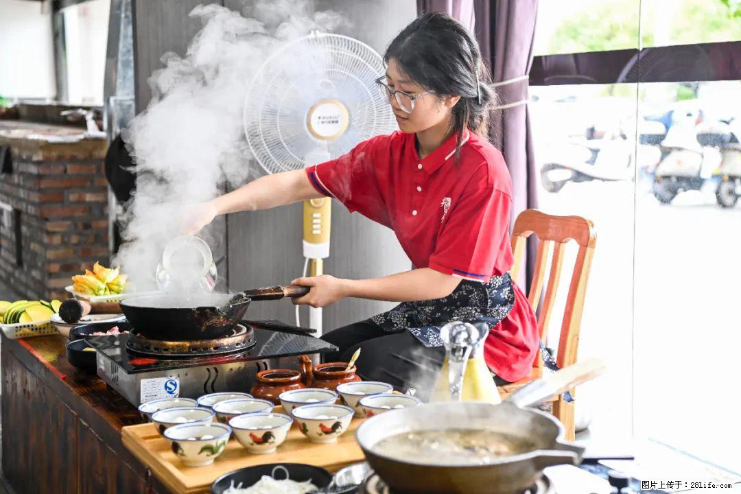 全网追的“扁担女孩”，找了一份暑假工，时薪12元 - 防城港生活资讯 - 防城港28生活网 fcg.28life.net